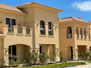 فلل متشطبه استلام فوري علي محوارين رئيسين بينك وبين الجامعه الامريكيه 7 دقائق  مع اكبر مطور في مصر
