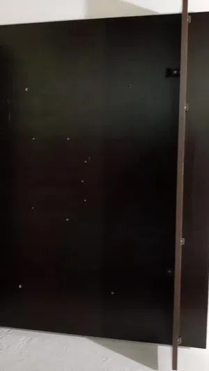 طاوله تلفزيون استعمال خفيف بحاله ممتازه