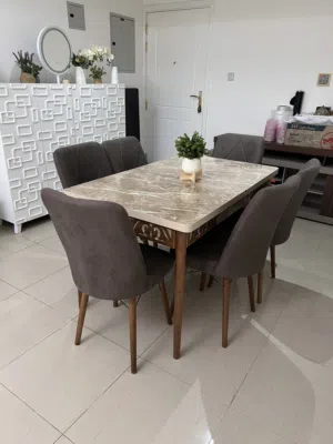 Dining table with 6 chairs / extendable table