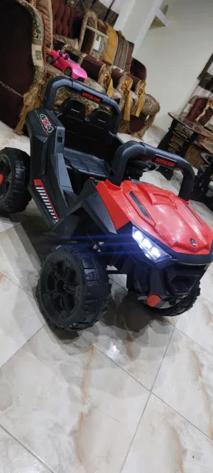 سيارة اطفال كهربائيه