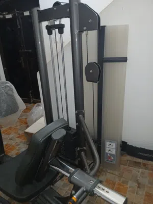 جهاز دفع رياضي لتمارين الأرجل والفخذين والبطات. وينهم اللي يدور حق يقوي رجوله ويكبر فخودة من العضل