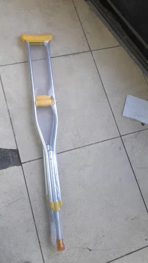 عكاز عصا ألومنيوم الابط عدد 2 العكازات الابطية وسائل مساعدة على لتنقل طبي