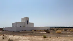 البريمي الغريفه بي 1 موقع مميز ثاني خط من شارع رئيسي قائم مساحه كبيره - انا المالك