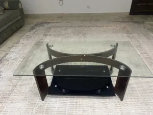 طاولة زجاج بحالة ممتازه
