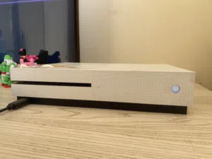 Xbox one s 1TBمستعمل بحالة جيد جدا مع كونترولر wired السعر قابل للتفاوض