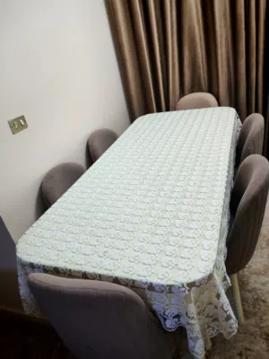سفرة مودرن كاملة (طاولة + 6 كراسي) بحالة الزيرو تماماً