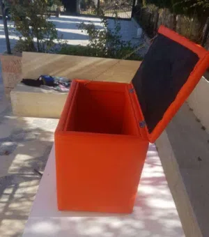 صندوق تخزين و جلوس للأطفال.   خشب واسفنج وجلد