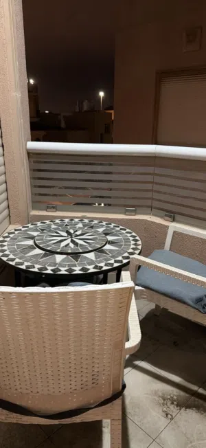 طاوله مع شوايه و كراسي عدد 2