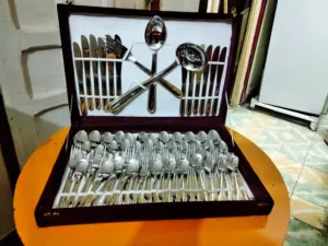 شنطة معالق جديدة كاملة تحتوي علي عدد 75 قطعة