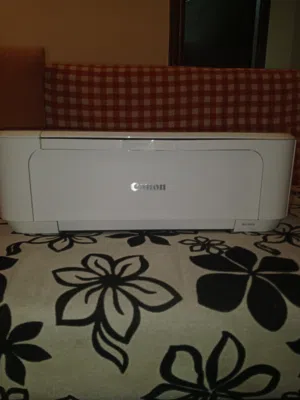 طابعة متعددة الاستخدامات من نوع Canon PIXMA بلون أبيض أنيق، تجمع بين الطباعة والنسخ والمسح الضوئي