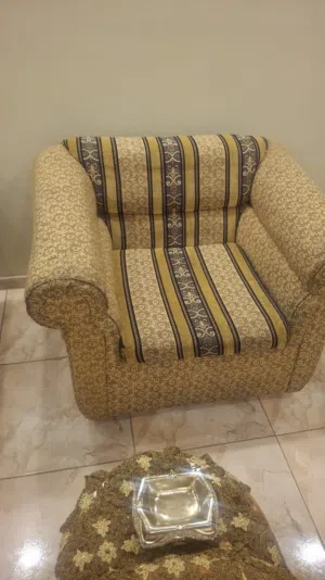 طقم كنب ثقيل فاخر للبيع ب خشب قوي من الانواع القديمه يصلح لغرفه الضيوف و يجي معو طاوله متناسقه