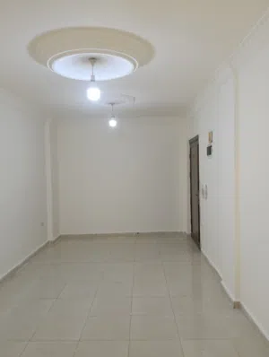 شقة طابق اول للإيجار الشهري مكونة من ثلاث غرف نوم بالقرب من كلية الاقتصار والطب جامعة اليرموك