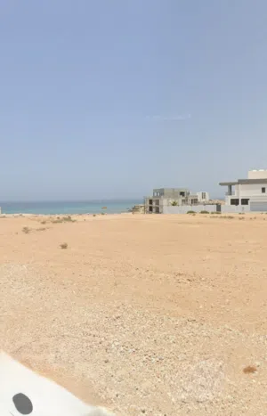 أرض مميزة قريبه من البحر مباشرة فرصــة نادرة لعشّاق الهدوء والخصوصية