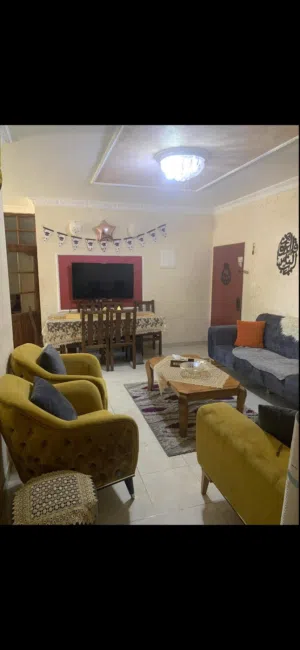 إعلان شقة للبيع في رام الله شارع بكدار ام الشرايط ثلاث غرف نوم وحمامين وصالة وصالون ومطبخ وساحة خارج