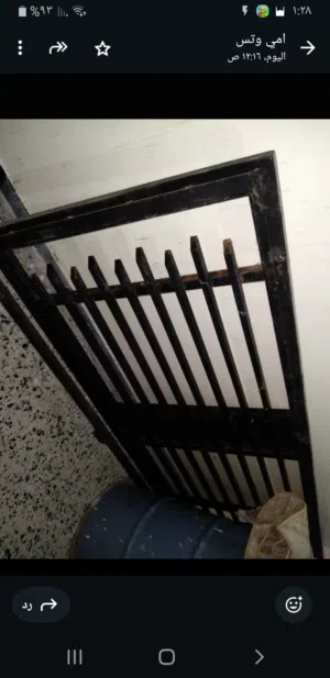 باب حديد مكشوف