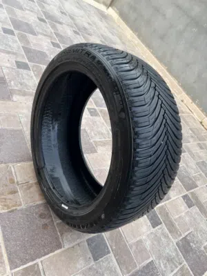 قومه للبيع 235/45/18نظيفه