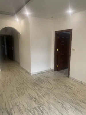 شقة ارضية للبيع في الرابية
