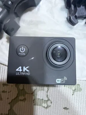 هذه كاميرا أكشن رياضية عامة (Generic Action Camera) مكتوب عليها 4K Ultra HD Wi-Fi،
