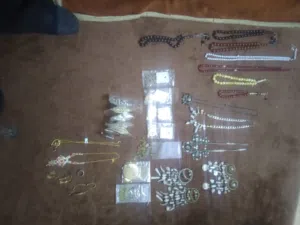 سناسيل وحلق واساور وسبح وعملات مشكله