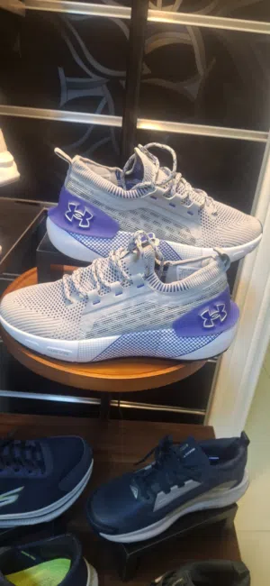 للبيع بوط Under Armour HOVR جديد