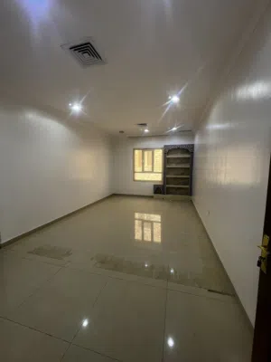للإيجار شقه في المنقف قطعه 1 مكونه من : 3 غرف نوم
