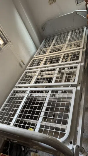 سرير طبي كهربائي 3 حركات بحالة ممتازة