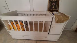 سرير طفل ابيض