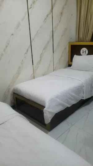 يوجد لدينا غرف مفروشه في فندق عزابي وعائلي او سكن طلابي