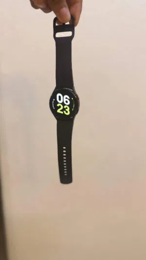Samsung Galaxy watch 4 (almost new with box)