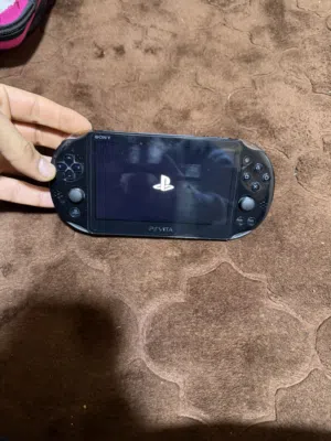 Ps vita لون أسود جهاز ممتاز معدل وعليه كل أنواع وعليه مومري 128 جيجاالمحاكيات ومحاكي psp