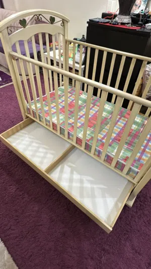 سرير اطفال تحفه بحاله الزيرو