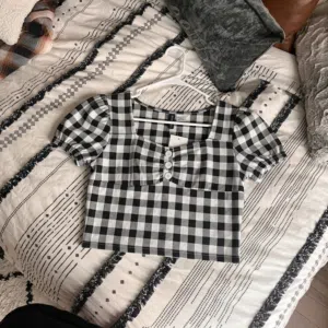 التوب المربعات الأبيض والأسود (Gingham Top)