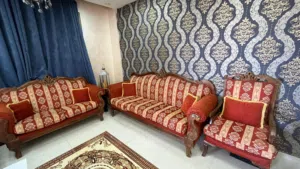 طقم كنب خشب ثقيل وسفنج شبه وكالة لون خمري غامق وغير باهت الطقم شبه وكالة مش بالمدة بس استخدام قليل.