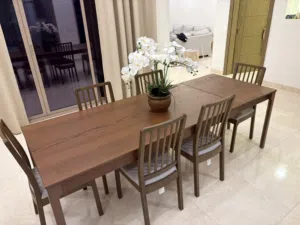 Extendable Table and 6 chairs for sale  طاولة طعام و6 كراسي للبيع