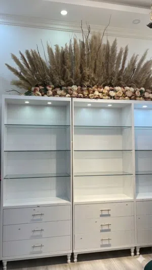 طاولة +كبت أكسسوارات تخزين دريسنج روم او ع الصالة لتزيين او للكتب به إضاءة تنسيق راق جدا وبسعرمغري