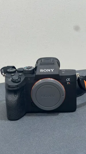 كاميرا Sony A7R IV فل فريم بحالة ممتازة مع ملحقاتها