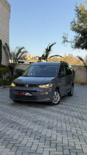 فولكس-فاجن-كادي-ترخيص-2022-ركاب-6-1-محرك-2000-ديزل-جير-اوتاوماتيك-122-حصان