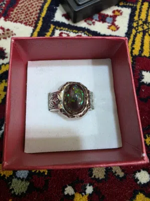 خاتم فضة صياغة مميزة بحجر أوبال (Opal) أسود فضه عيار 925 وزن الخاتم 13قرام.