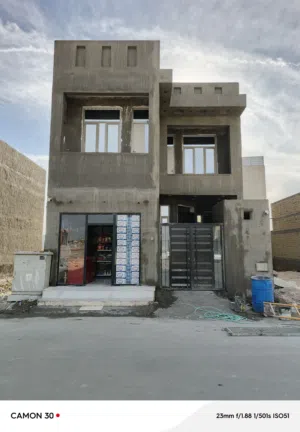 خلفه لبخ وبياض