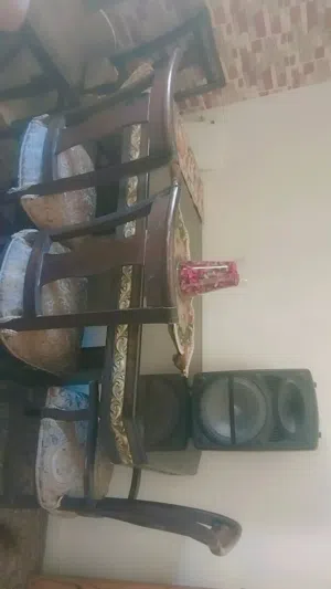 طاولة طعام 5 كراسي بحاله جيده (قابل للتفاوض)