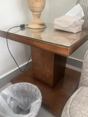 طاولة جانبية للبيع بحالة ممتازة