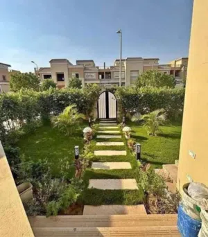 ڤيلا ف كمبوند سراي للبيع سور بسور مع مدينتي دقايق للتجمع ومدينتي علي طريق السويس sarai
