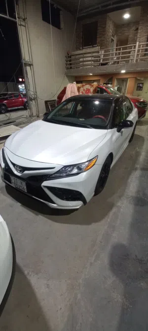 تويوتا كامري  موديل 2023 هايبرد صبغ بنيد و جاملغ  فئة XSE فل بدون بانوراما  السعر 21,000  دولار قابل