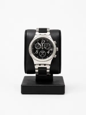 ساعة Swatch تعمل وبحالة جيدة بحجم 39-40، وتأتي معها الحافظة. ممكن تفاوض بسعر
