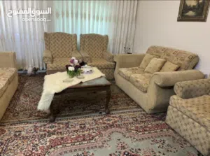 طقم كنب غرفة جلوس 8 مقاعد للبيع مستعمل لون بيج و معرق خمري