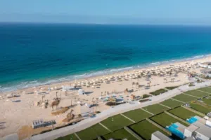 باقل من سعره شاليه بجاردن علي بالبحر - 2غرفة - متشطب بالتكيفات في الساحل الشمالي