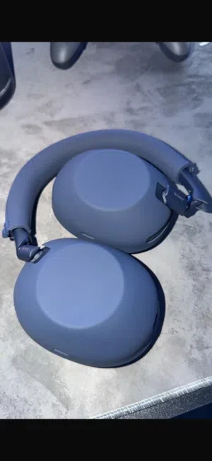 سماعة سوني معاها كفر سلكون كامل wh1000xm6
