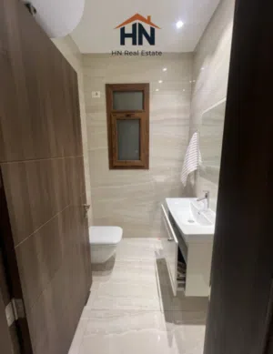 شقة سكنية مفروشة جديدة للايجار اول استخدام في عمارة حديثه جديدة باركينج