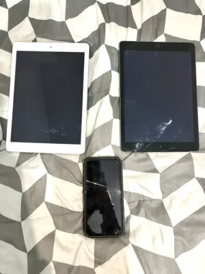 للبيع-آيفون-بحالة-ممتازة-زوج-بلادات