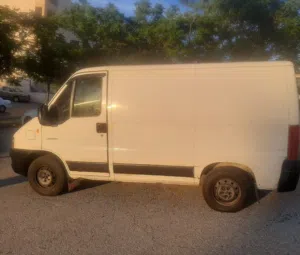 فان شحن لنقل البضائع والاثاث